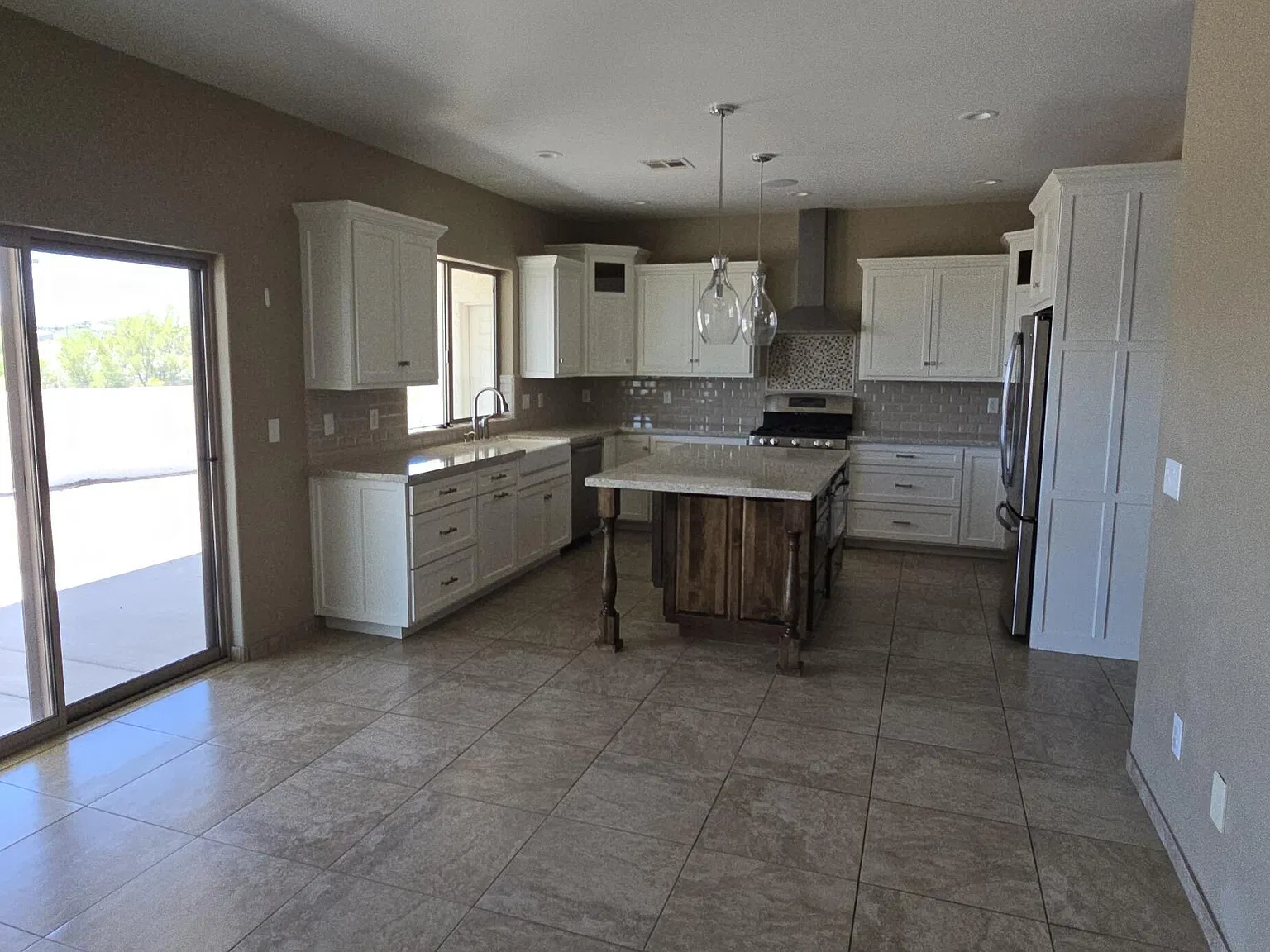 3 bed, 2.0 bath, 2126 sqft, $2,350 — Photo 4