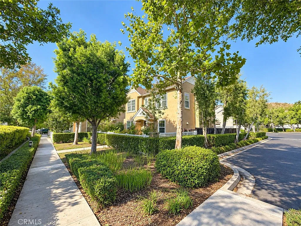 4 bed, 2.5 bath, 2200 sqft, $5,395 — Photo 4
