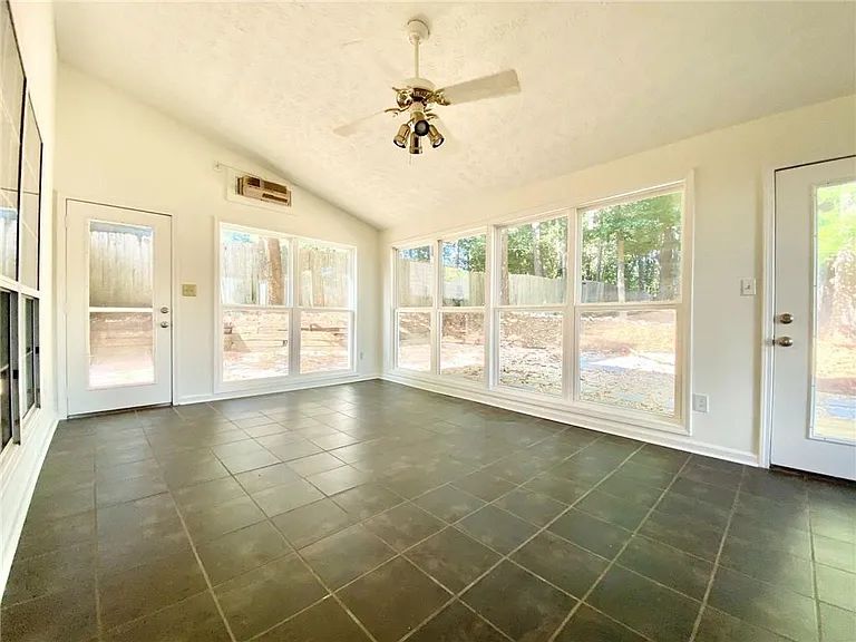 640 Suwanee Lakes Cir — Photo 16