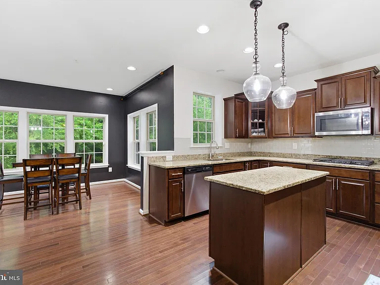 7585 Holly Ridge Dr — Photo 10