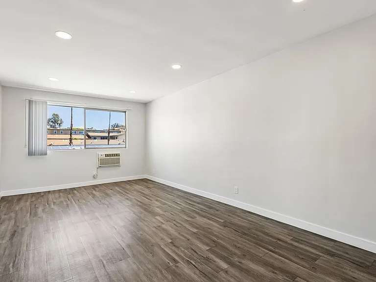 11645 Gorham Ave — Photo 29