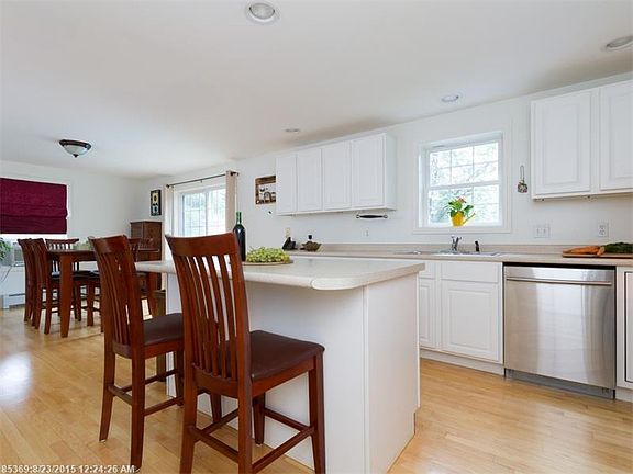 3rd image of 15 Hawthorne Ln