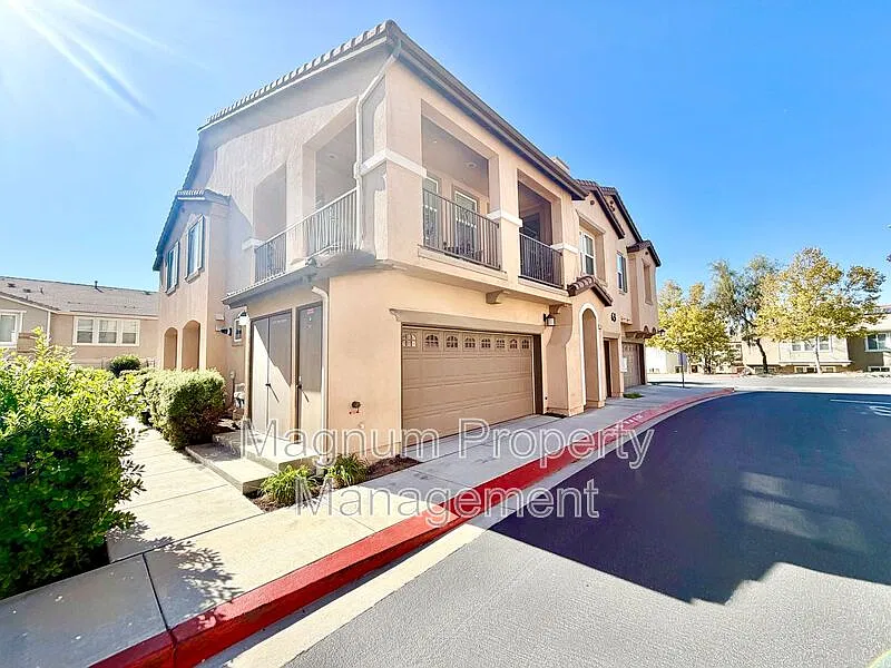 3 bed, 2.5 bath, 1523 sqft, $2,950 — Photo 3