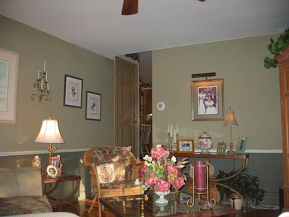 Alternate view Family room