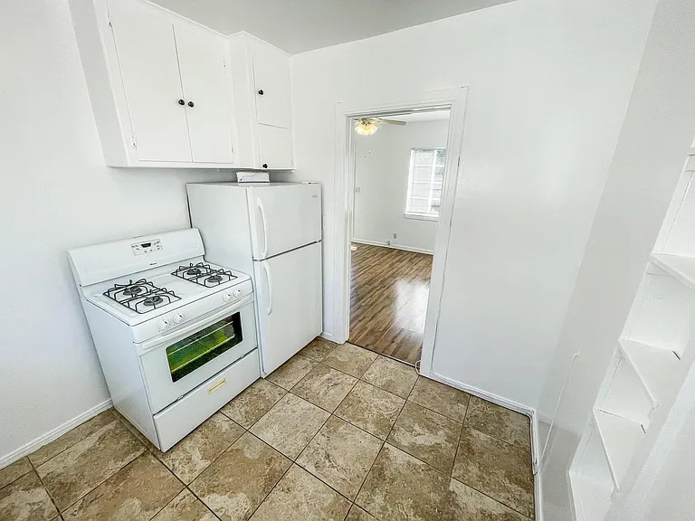 1421 1/2 N Hayworth Ave — Photo 5
