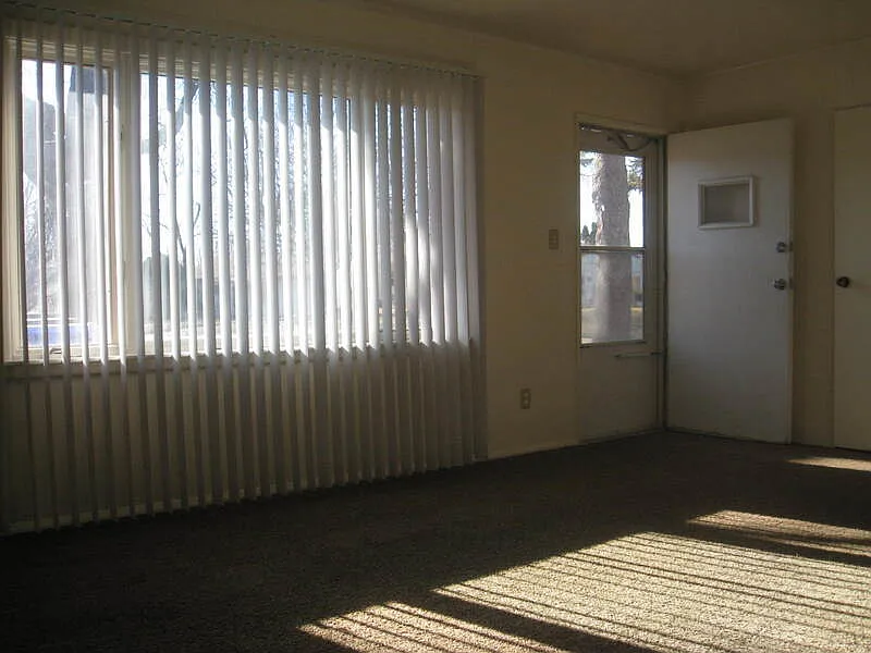3 bed, 1.0 bath, 894 sqft, $1,295 — Photo 2