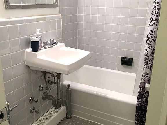 3rd image of 210 E 47th St #7X