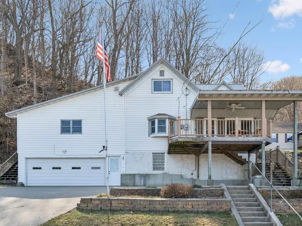 751 Pearl St, Lansing, IA 52151