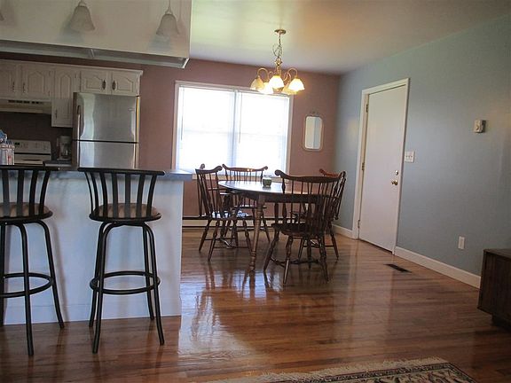 3rd image of 25 Russell Dr