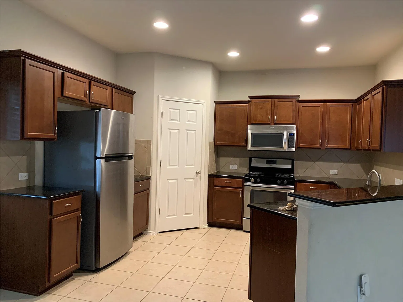 4 bed, 3.0 bath, 2160 sqft, $1,950 — Photo 4