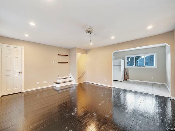3rd image of 266 Ronkonkoma Avenue