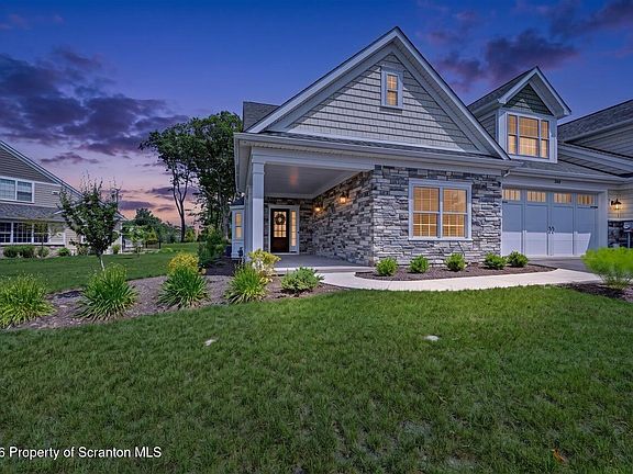 2nd image of 208 Oak Hill Cir