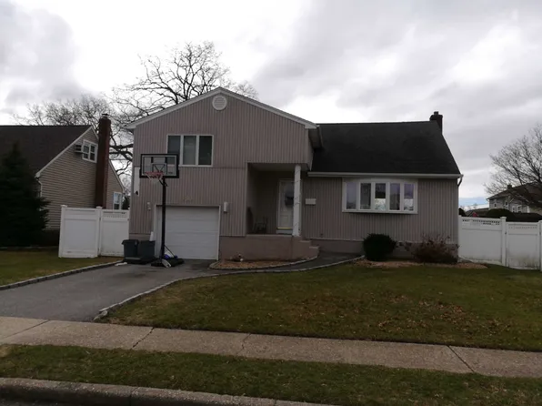 330 N Hickory St, Massapequa, NY 11758