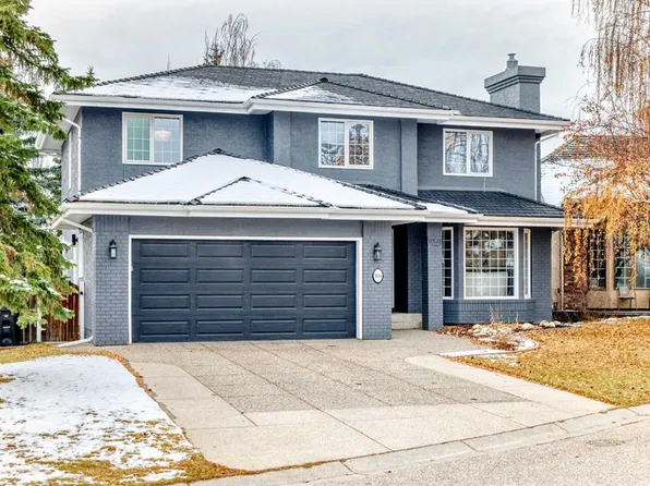 104 E Christie Knoll Hts SW, Calgary, AB T3H 2V2