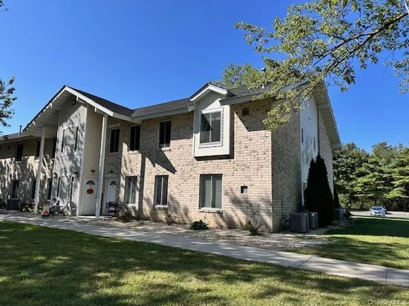 27 El Camino Court #27, Coram, NY 11727