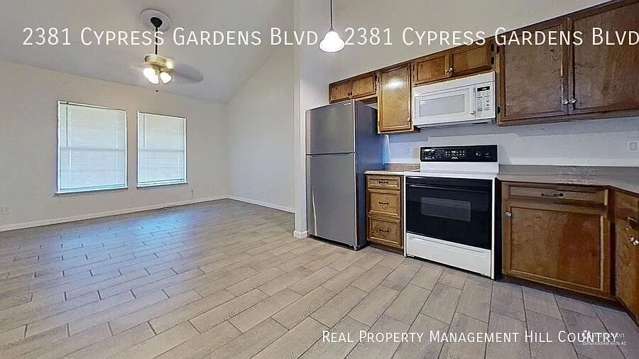 2Bedroom Duplex in Spring Branch Private Fenced Yard & Open Living — Photo 4