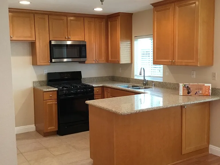 252 S Poplar Ave — Photo 3