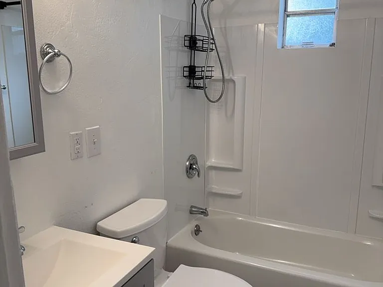 806 Robinson Ave — Photo 2