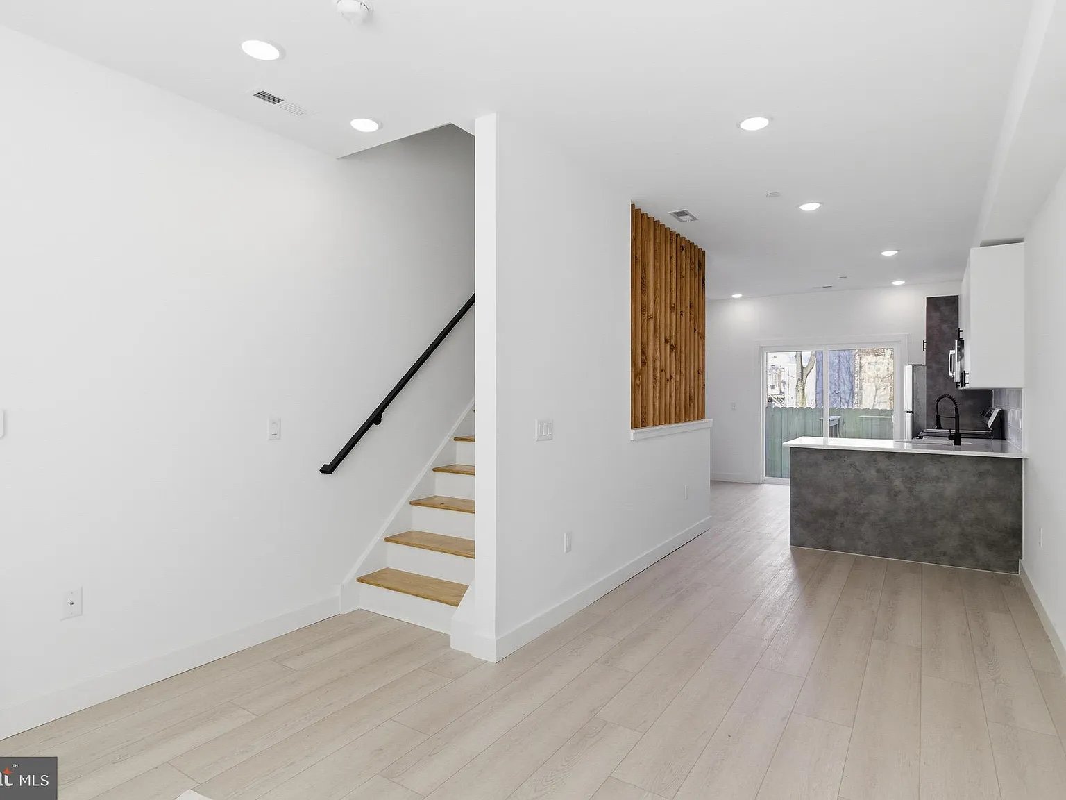 4 bed, $2,400 — Photo 2