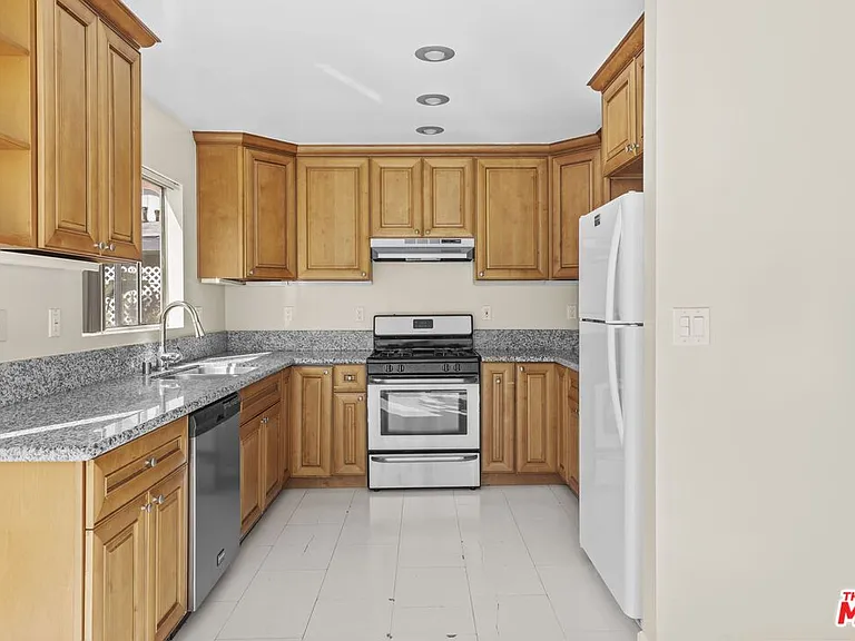 1233 Barry Ave #208 — Photo 11