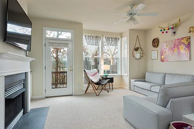 111 Melbourne Park Cir APT B photo 1
