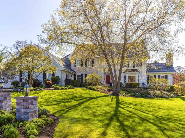 5581 Daybreak Dr, Libertyville, IL 60048