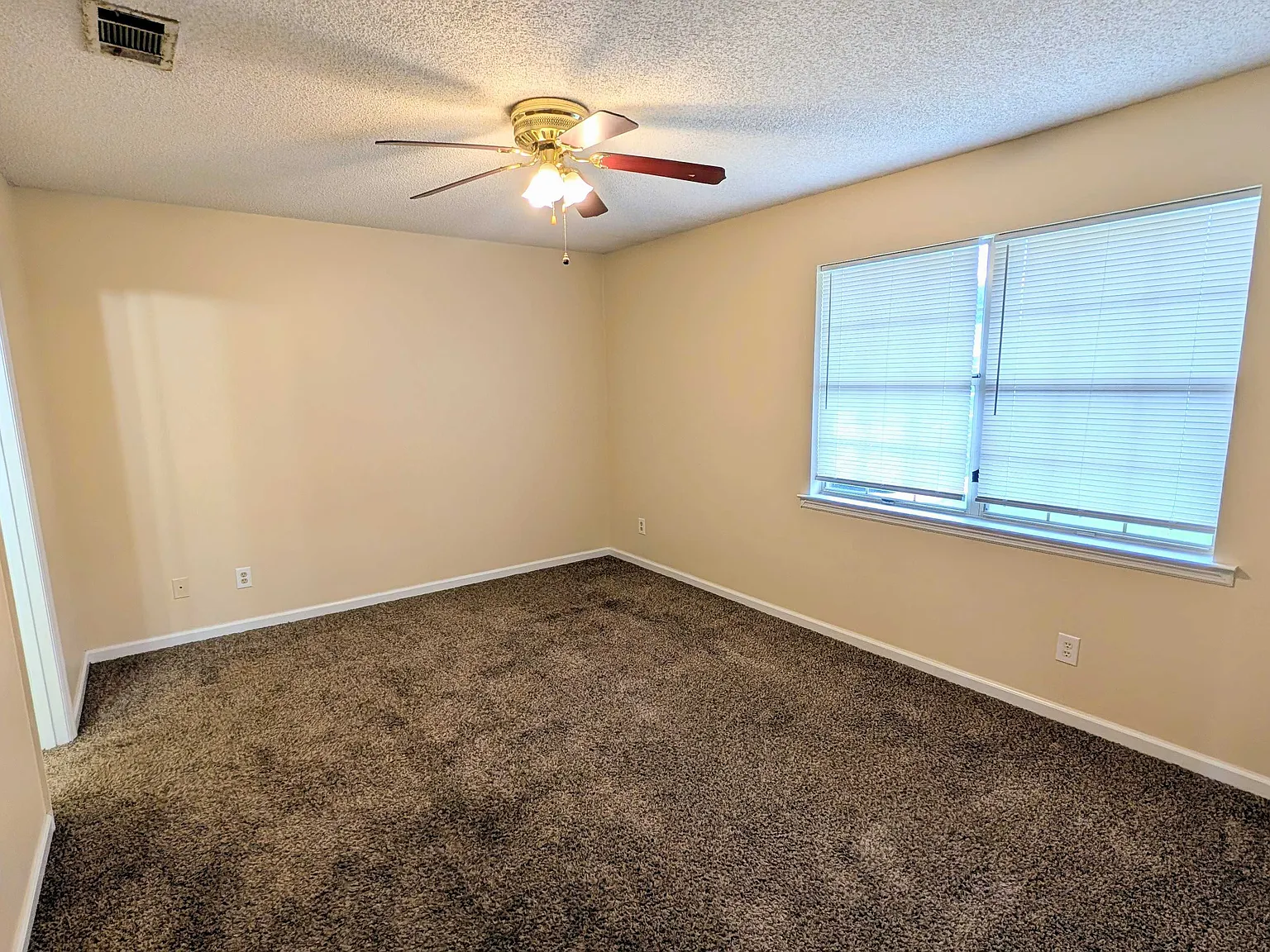 3 Bed, 2 ba, 1 car garage, Fence — Photo 3