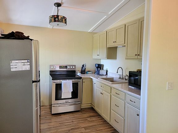5th image of 23 Iroquois Ave