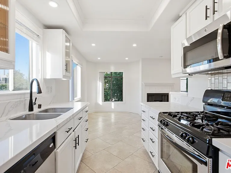 13025 Moorpark St #208 — Photo 8