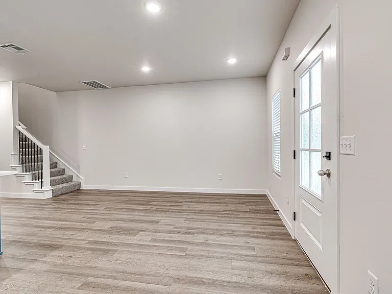 610 W 2nd St #100 — Photo 10