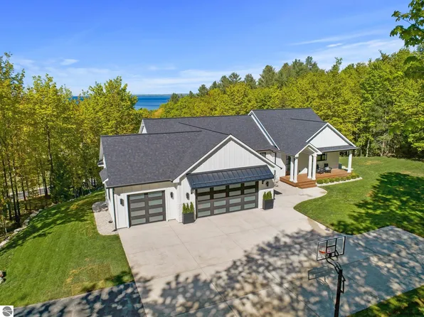 6848 S Carol Ann Dr, Traverse City, MI 49684