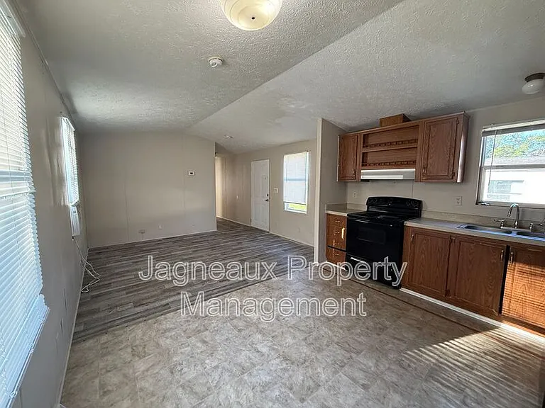 2210 Center St — Photo 3