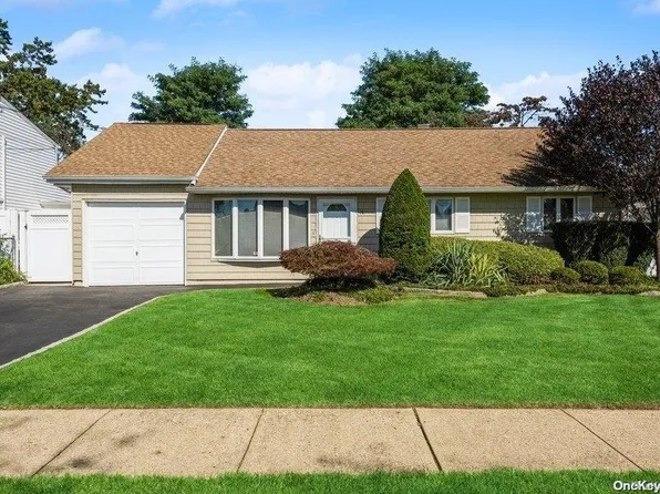 14 Vernon Street, Plainview, NY 11803