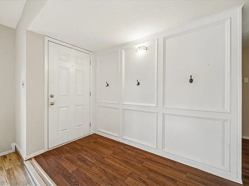 4 bed, 2.5 bath, 2211 sqft, $2,300 — Photo 3