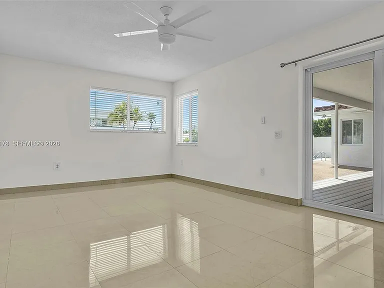 16453 NE 33rd Ave — Photo 11