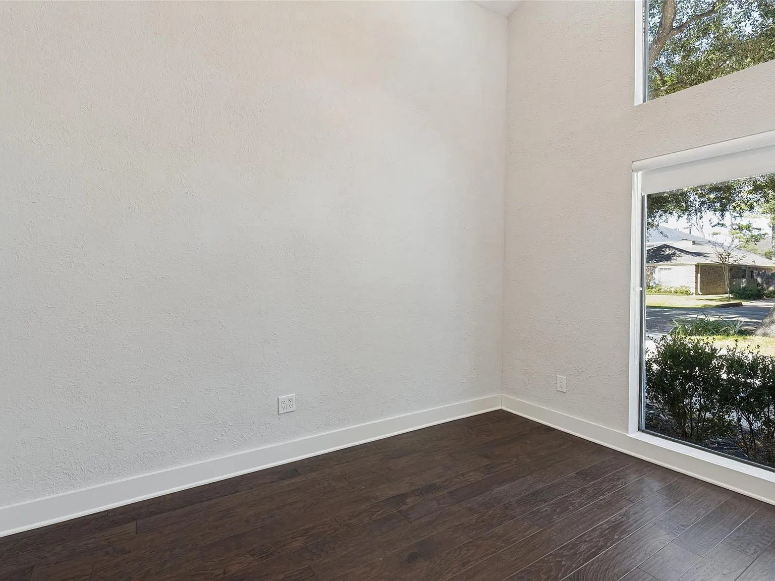 4 bed, 3.0 bath, 3313 sqft, $8,500 — Photo 2
