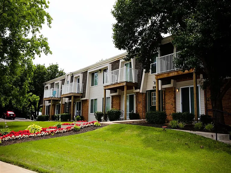 Casalon Parkway Apartments — Photo 9