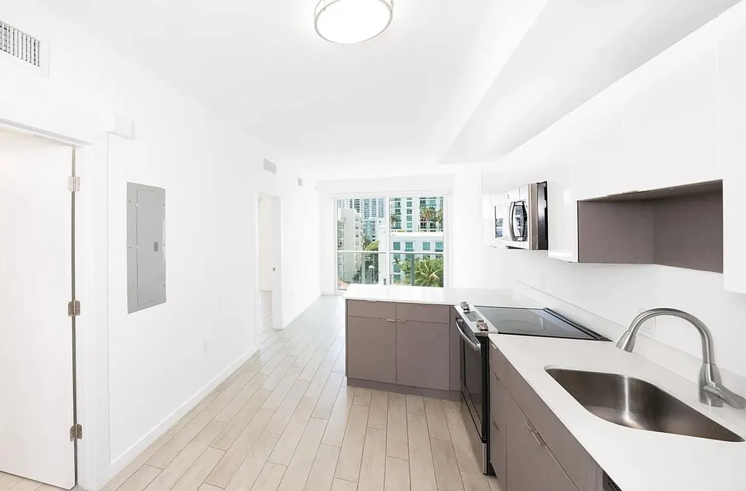 1 bed, 574 sqft, $2,300 — Photo 3