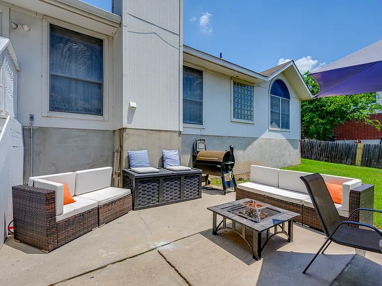 3625 Hawk Ridge St — Photo 32