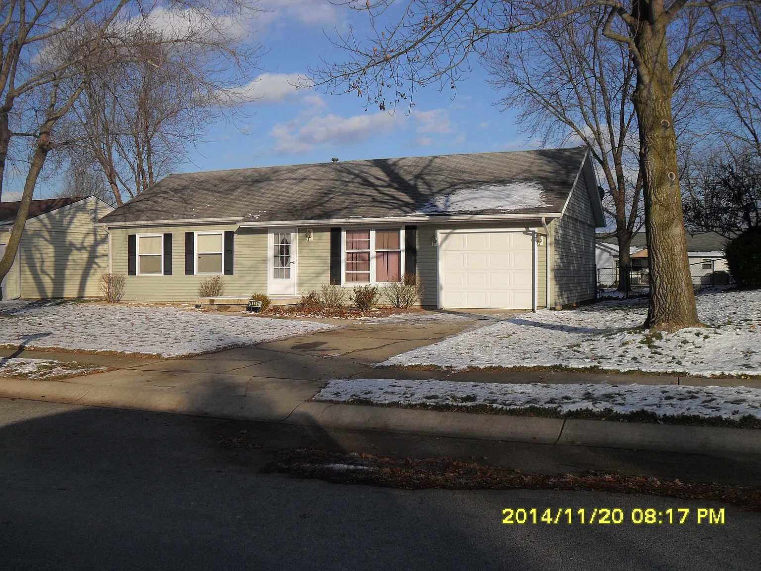 1137 Rosewood Dr photo 1