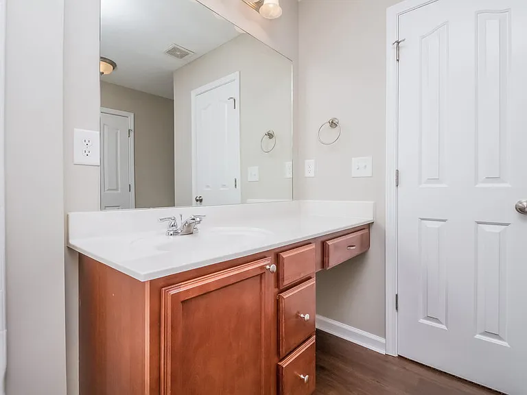 222 Niagra Ln — Photo 10