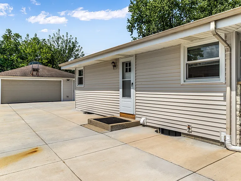 W148N8117 University Dr — Photo 20