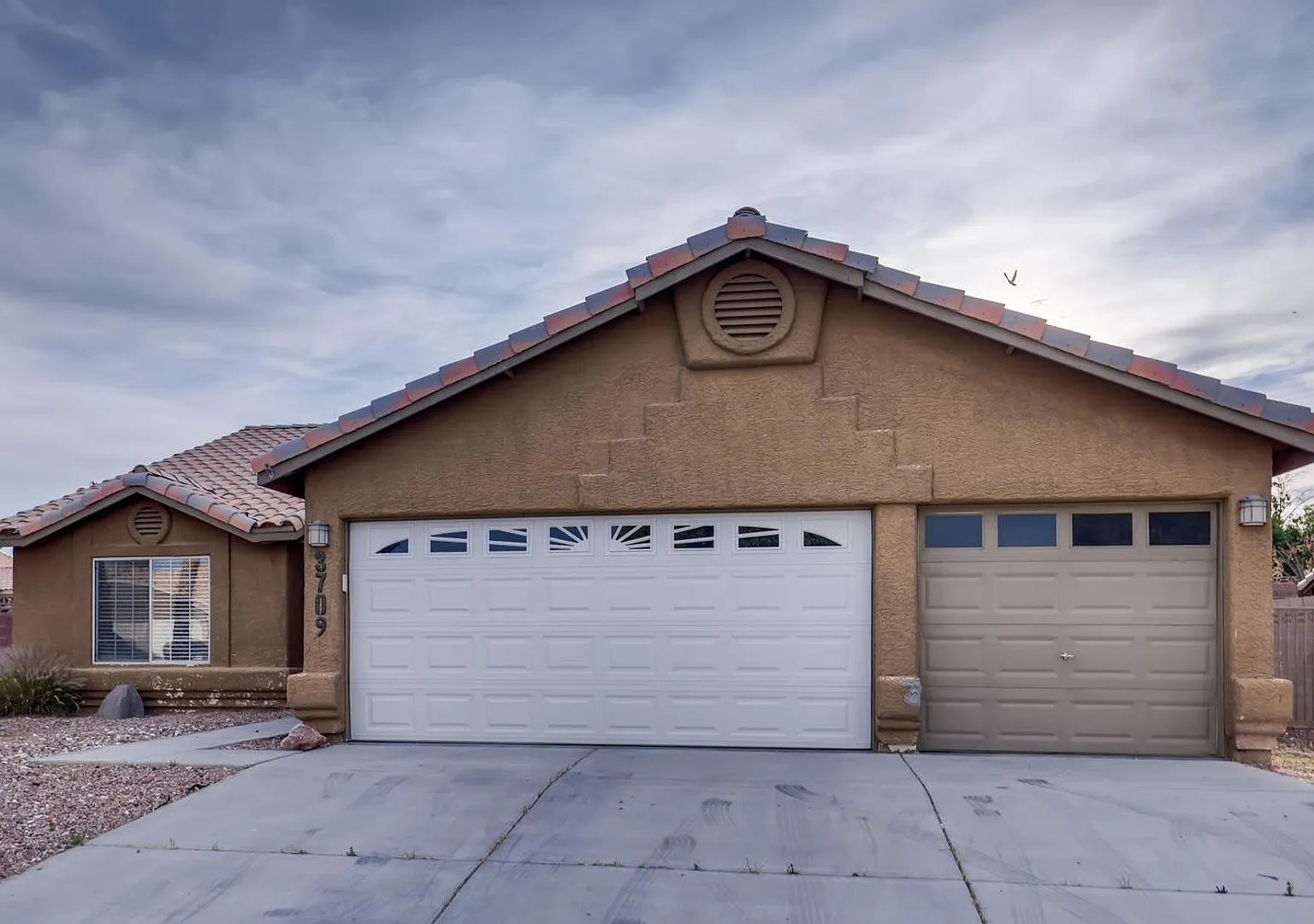 Spacious Single-Story Home with RV Parking No HOA! — Photo 1