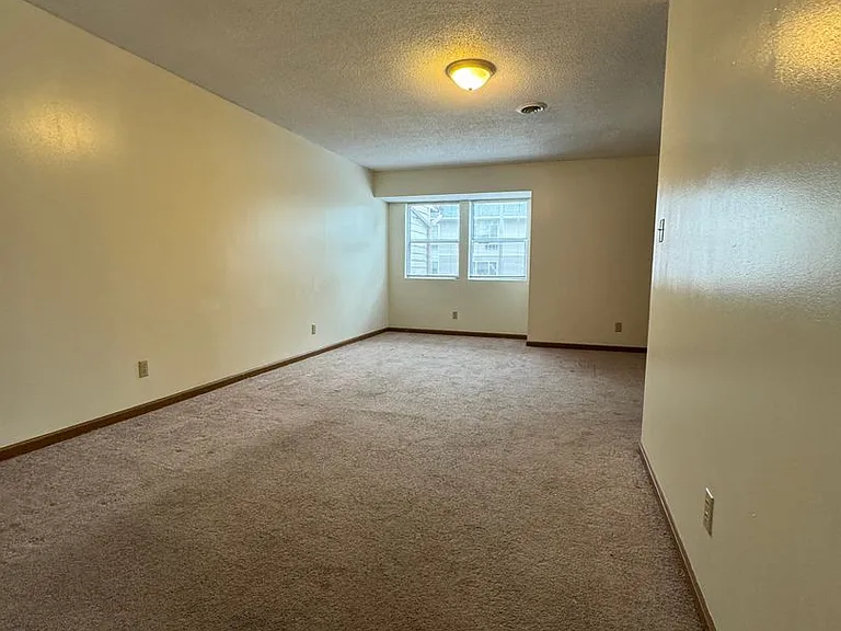 830 E College St — Photo 2