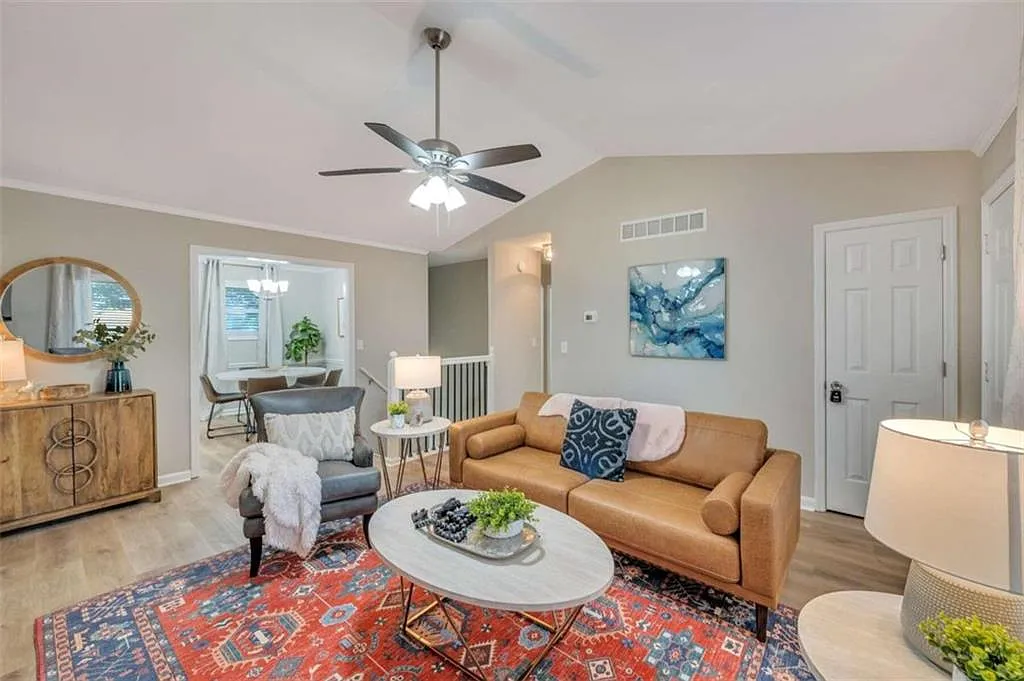 4 bed, 2.0 bath, 2000 sqft, $5,995 — Photo 4