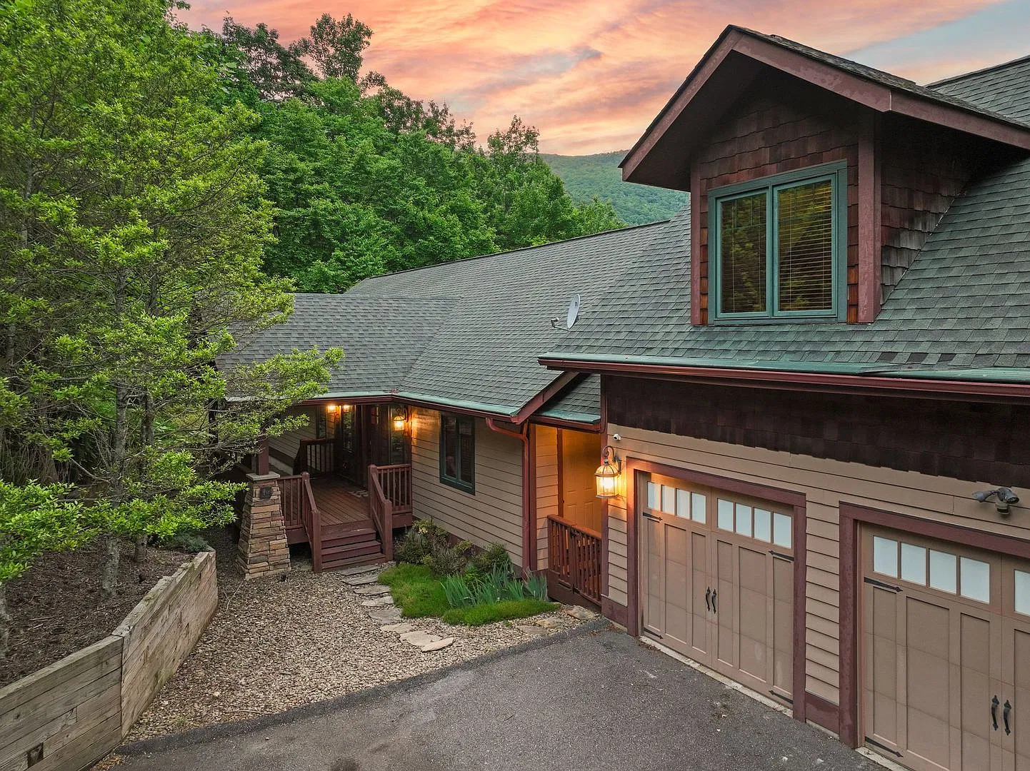 Beautifully Furnished Mountain Home, now Available — Photo 3