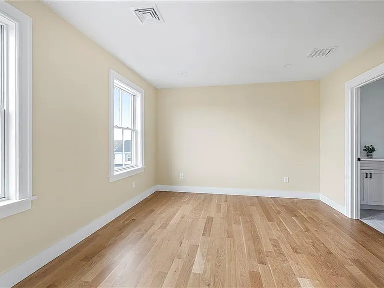 118 Newport Ave — Photo 43
