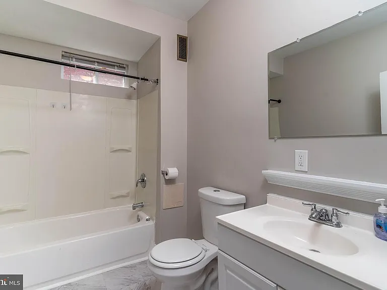 551 E 38th St #1 — Photo 13