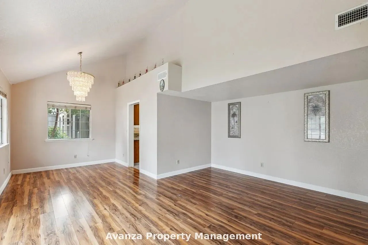 3 bed, 2.5 bath, 1660 sqft, $2,295 — Photo 3