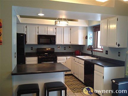 Gas range, dishwasher, mic., ref., closet pantry